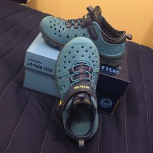 Stride Rite Toddler shoes size 9. Velcro Phibian